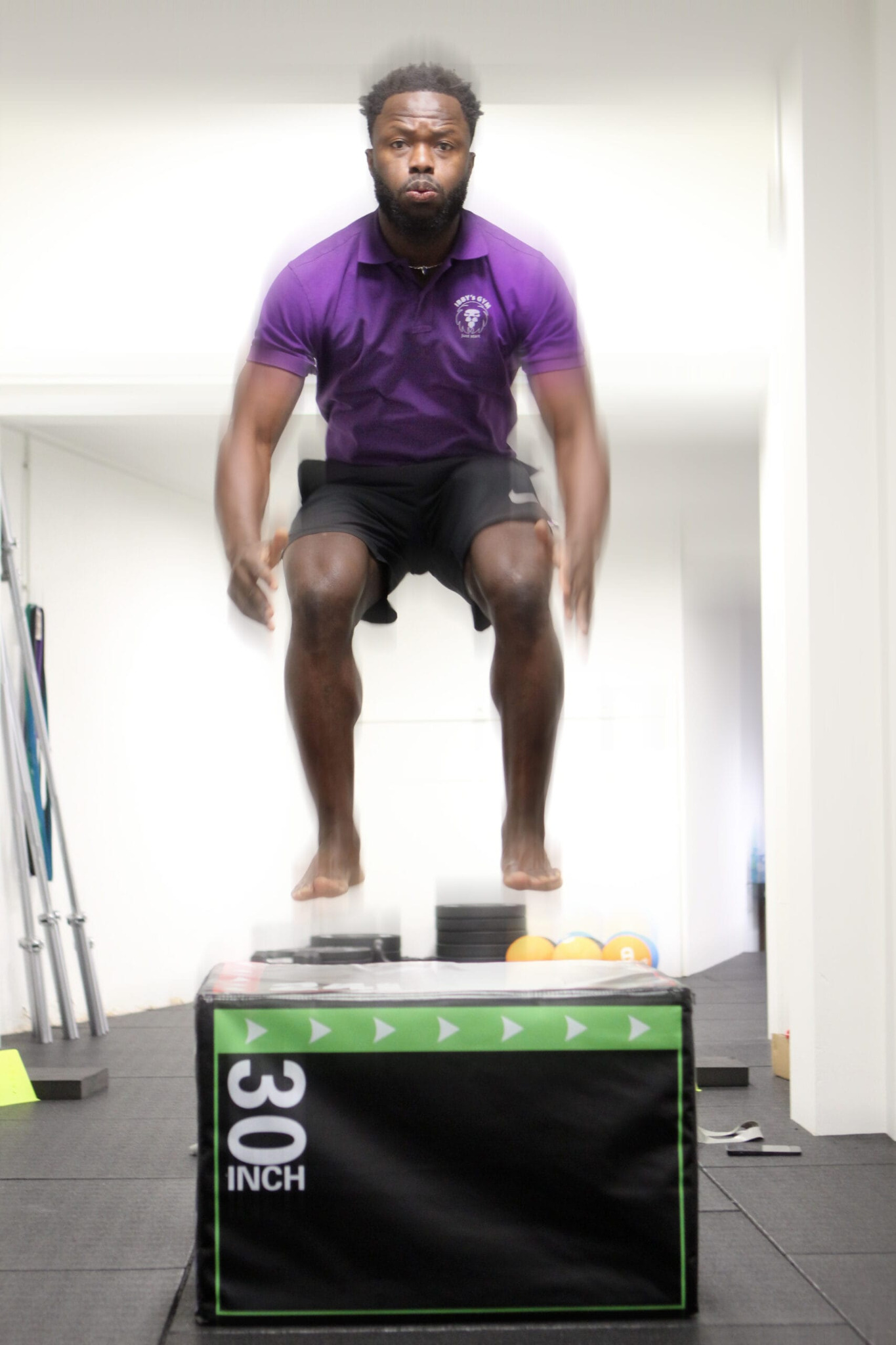 Ibby voert een box jump uit