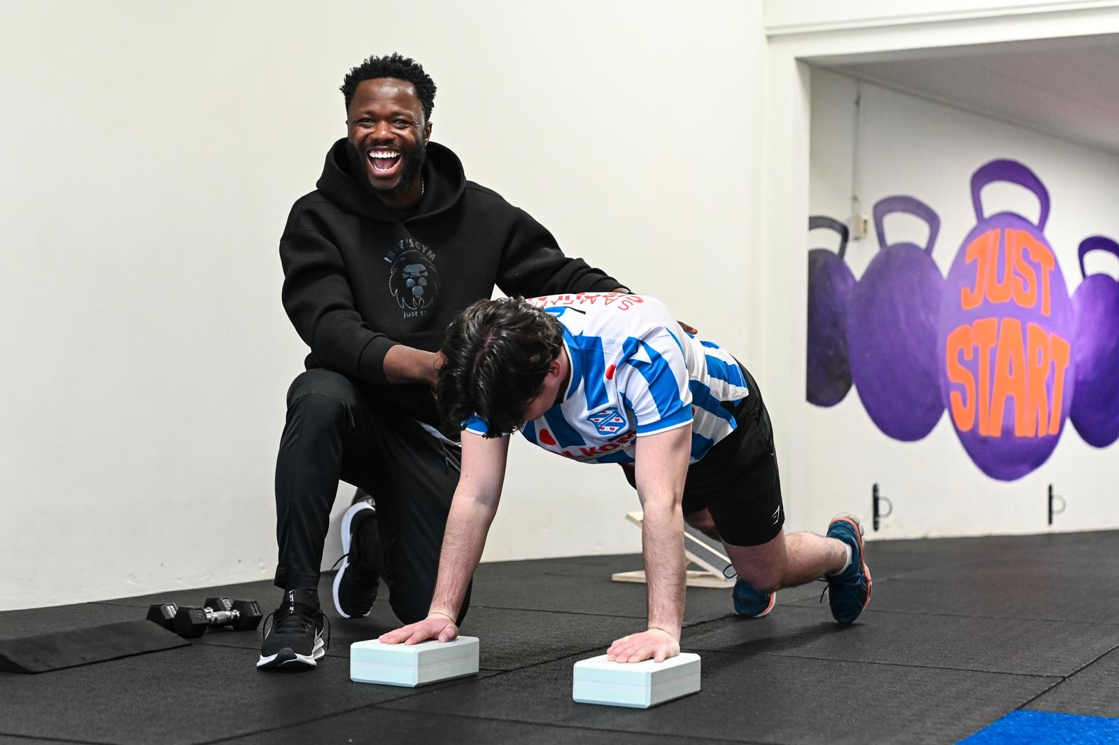 Ibby begeleidt een sporter tijdens sled training