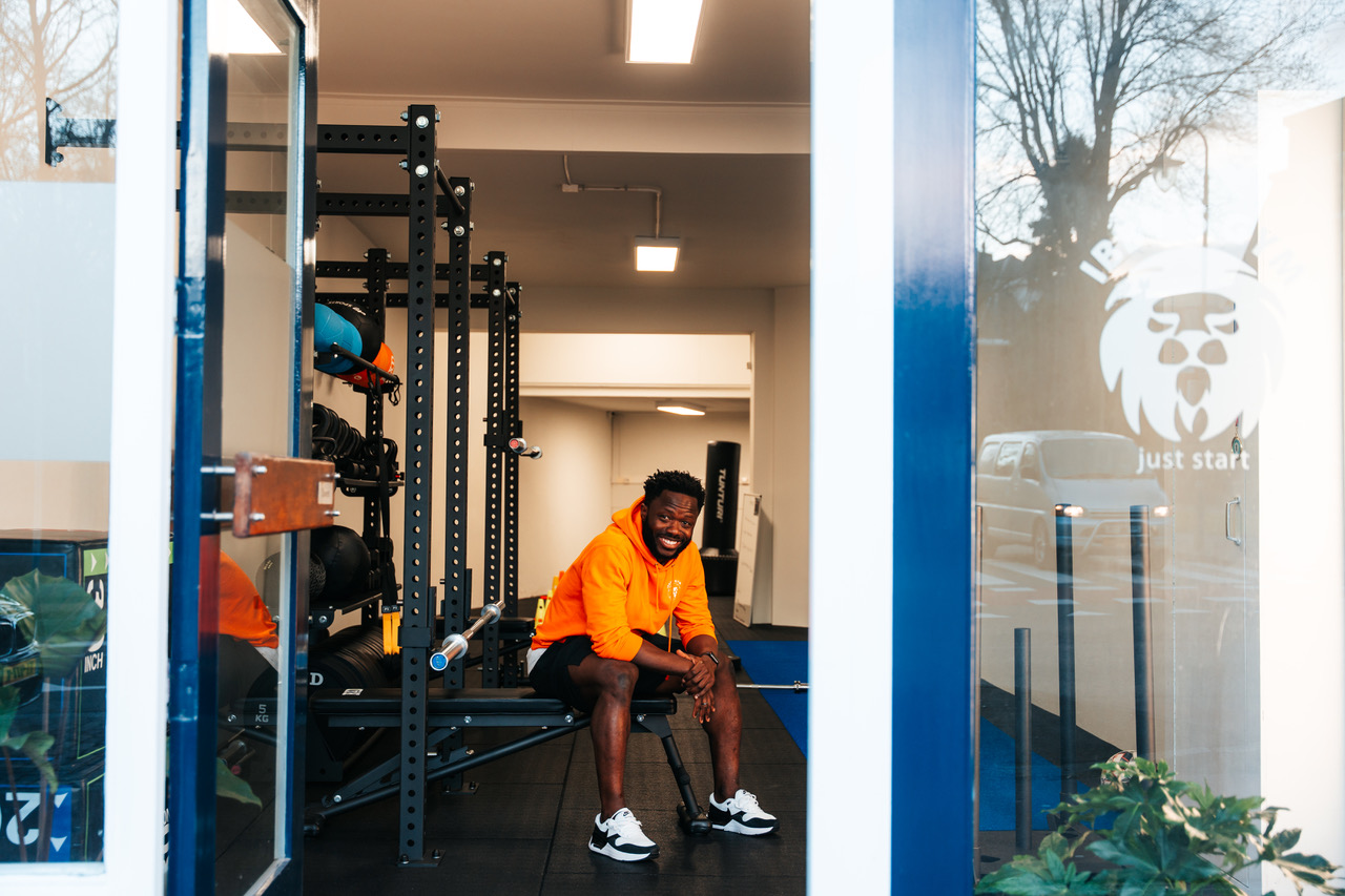Ibby met een oranje medicine ball in de gym