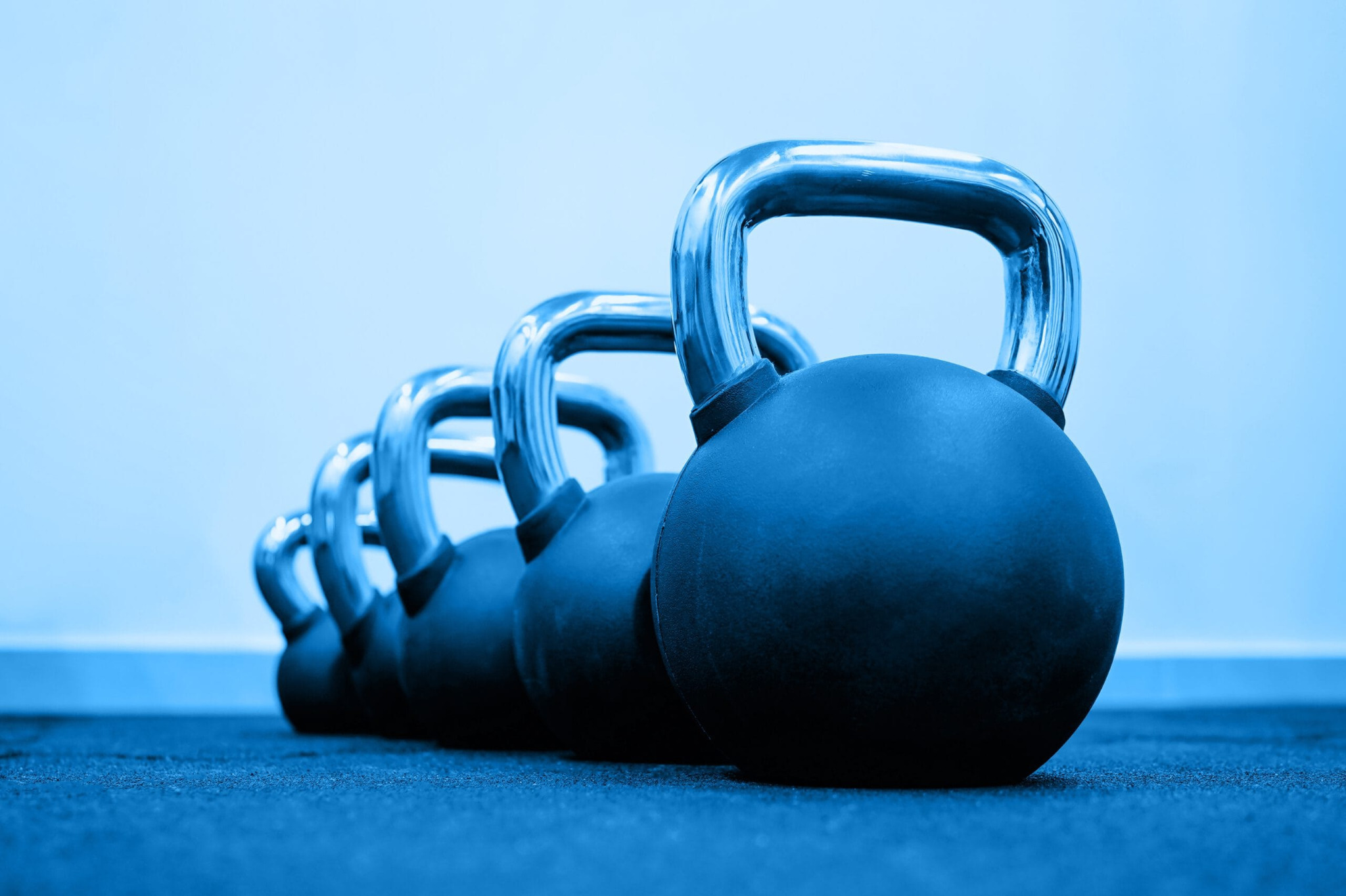 Een rij kettlebells